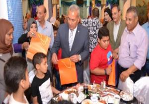 محافظ السويس يشارك الأطفال الأيتام وذوى الاحتياجات إفطار رمضان