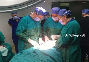 وزير الصحة يجرى عمليتين جراحتين لسيدة وطفلة من مصابى حادث المنيا
