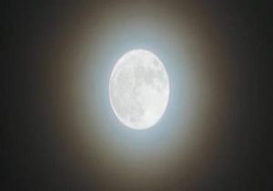 الإكليل يزين القمر البدر ويشاهد بالعين المجردة وقرصه مضاء بنسبة 99.9%