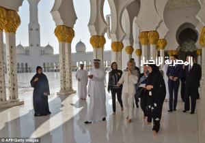 زوجة رئيس فرنسا "حافية القدمين" وبالحجاب في أبو ظبي