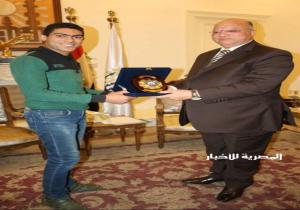 محافظ القاهرة يمنح منقذ أسرة الزاوية الحمراء درع المحافظة وشهادة تقدير