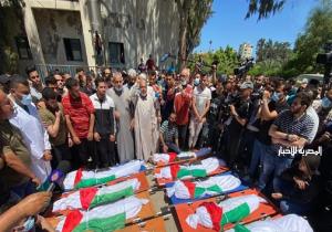 مشهد مفجع لعملية دفن جماعي لشهداء غزة (فيديو)