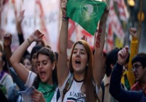 صوره.. مظاهرة حاشدة فى الأرجنتين تنديدا بالعنف ضد النساء