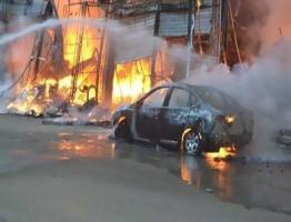 شهود عيان يروون لحظات الرعب بعد تفحم 4 سيارات داخل معرض بالدقهلية