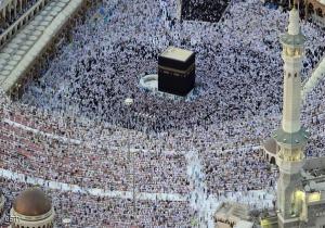المسلمون  يؤدون صلاة العيد بأول أيام الفطر