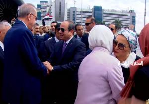 الرئيس السيسي وقرينته يستقبلان الرئيس التركى أردوغان وقرينته بمطار القاهرة |فيديو