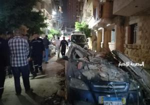 تحطم سيارة بسبب سقوط سور من عقار قديم في المنصورة