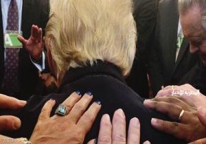 صورة "ترامب والأيادي" تثير جدلا في مواقع التواصل