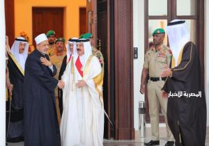 ملك البحرين يستقبل شيخ الأزهر بقاعدة الصخير الجوية | صور