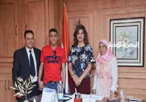 وزيرة الهجرة المصرية تستقبل الفتى البطل الذي أنقذ حياة51 طالبا بإيطاليا