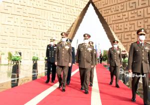 الرئيس السيسي ينيب وزير الدفاع لوضع إكليل الزهور على النصب التذكاري لشهداء القوات المسلحة / صور