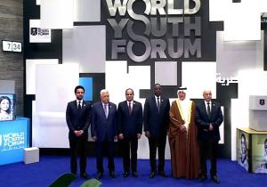 الرئيس السيسي يلتقط صورة تذكارية مع عدد من القادة المشاركين في منتدى شباب العالم