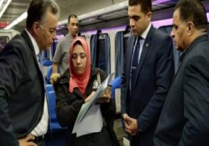 وزير النقل يتابع مشروع تطوير إشارات السكة الحديد من كابينة جرار القطار رقم 921