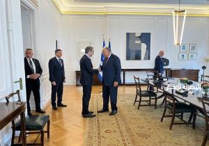 وزير الخارجية يسلم رئيس وزراء اليونان رسالة من الرئيس السيسي | صور