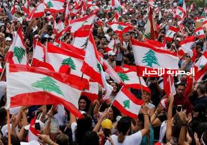 المتظاهرون اللبنانيون يعيدون رفع «قبضة الثورة» في وسط العاصمة بيروت