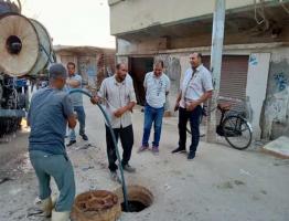 رئيس مدينة دسوق يتابع إصلاح خط صرف صحي بمدينة دسوق