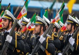 صوره.. إيران تستعرض عضلاتها بعرض عسكرى بيوم الجيش وتهدد القوات الأمريكية