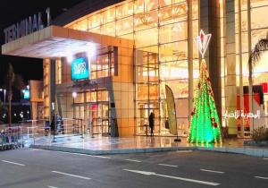 أشجار الكريسماس تستقبل المسافرين في المطارات المصرية |صور
