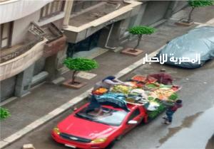 بالصور| الباعة الجائلون يتحدون «منخفض التنين» في شبرا مصر