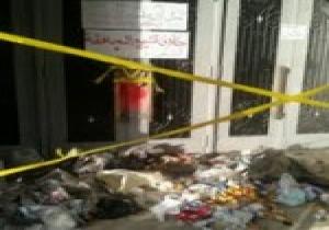 حركة 6 إبريل المنصورة تلقى بالقمامة أمام الباب الرئيسى للمحافظة وتضع الشمع الأحمر عليه