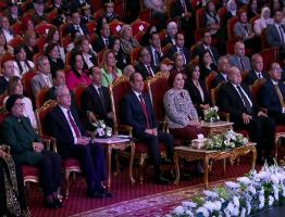 الرئيس السيسي والسيدة قرينته يستمعان لفقرة غنائية للمطربة مي فاروق خلال احتفالية يوم المرأة المصرية