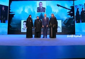 الرئيس السيسي خلال تكريم أمهات شهداء «مثلث القيادة»: «شرفتونا»