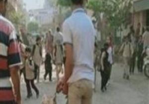 ضبط شباب يروعون الطالبات بكلب أمام مدرسة بالدقهلية