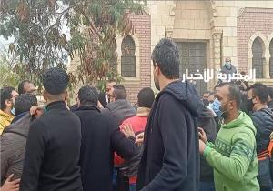 بودي جاردات أحمد السقا يعتدون على الصحفيين والمراسلين في جنازة محمد الصغير/ صور