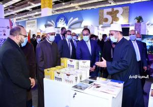 رئيس الوزراء يتفقد جناح المجلس الأعلى للشئون الإسلامية بمعرض الكتاب / صور