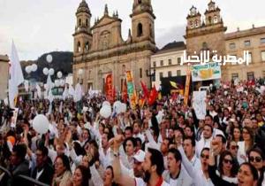 كولومبيا... زعيم حركة فارك يعتذر لضحايا الحرب الاهلية في حفل التوقيع على اتفاق السلام