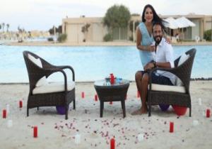 يوسف الشريف يحتفل بعيد ميلاده مع زوجته إنجى علاء بالورود والشموع (صور)