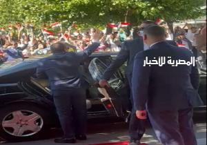 «تحيا مصر».. استقبال حافل للسيسي من الجالية المصرية بألمانيا أمام مقر إقامته | فيديو