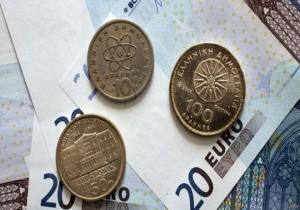 اليونان تطلب من القطاع العام تسليم الاحتياطات النقدية