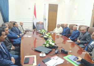 محافظ القاهرة يناقش مع نقابة العاملين تحسين جودة الخدمات بالديوان العام