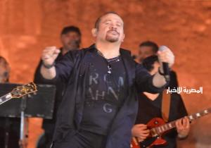 هشام عباس لجمهوره في مهرجان القلعة:«وحشتوني» شرفتونا ونورتونا | صور