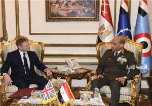 وزير الدفاع يلتقي نظيره البريطاني لبحث تبادل الخبرات | فيديو وصور