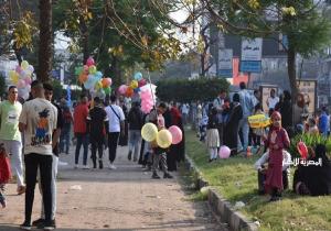المواطنون يُواصلون الاحتفال بثاني أيام عيد الفطر المبارك في المحافظات
