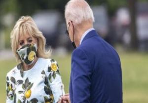 جو بايدن يهدى زهرة من حديقة البيت الأبيض لزوجته فى لقطة رومانسية