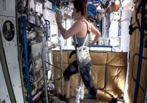 رواد ناسا يشاركون تمارينهم من الفضاء لتحفيز سكان الأرض على مواجهة كورونا