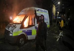 إصابة شرطيين وإضرام النار بسارتين في احتجاجات بريطانيا على قانون الشرطة