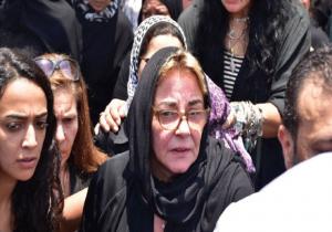 لحظة تشييع جثمان الفنان المصري عزت أبو عوف وبكاء شقيقته