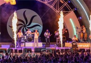 عمرو دياب يشعل سماء جدة بحفل كامل العدد | صور وفيديو