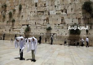 إسرائيلية تقوم بفعل فاضح أمام حائط البراق