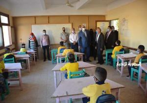 محافظ الوادى الجديد يتفقد مدارس المحافظة في أول يوم دراسي