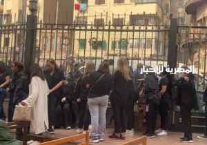 توافد المصلين على مسجد السيدة زينب لصلاة الجنازة على فريد الديب| فيديو