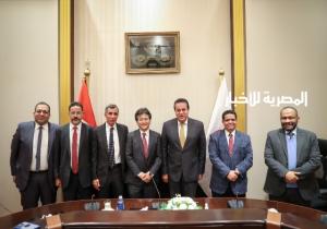 وزير الصحة يبحث مع خبير ياباني تبادل الخبرات في جراحات الأطفال وزراعة الأعضاء