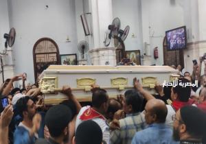 وسط صراخ ودموع الأهالي.. بدء صلاة الجنازة على ضحايا حريق كنيسة أبو سيفين