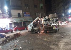 رئيس حي غرب المنصورة يقود حملة نظافة ليلية موسعة بالشوارع