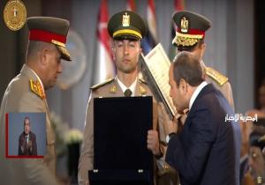 مدير الأكاديمية العسكرية المصرية يقدم للرئيس السيسي «كتاب الله» هدية تذكارية