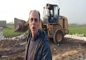 نائب رئيس مركز ومدينة المنصورة في أولى أيام عمله الميداني يقوم بإزالة حالتين تعدي بناء على أرض زراعية